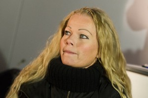 Kathrin Oertel. Quelle: http://www.spiegel.de/fotostrecke/pegida-demos-fotos-kathrin-oertel-wird-zur-frontfrau-fotostrecke-122587-3.html Kathrin Oertel. Quelle: http://www.spiegel.de/fotostrecke/pegida-demos-fotos-kathrin-oertel-wird-zur-frontfrau-fotostrecke-122587-3.html