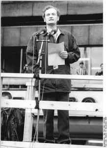 Friedrich Schorlemmer am 4.11.89 in Berlin. Quelle: http://upload.wikimedia.org/wikipedia/commons/4/42/Bundesarchiv_Bild_183-1989-1104-038%2C_Berlin%2C_Demonstration%2C_Rede_Friedrich_Schorlemmer.jpg