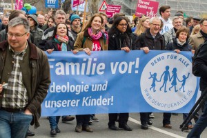 1 Demo in Stuttgart. Quelle: https://scontent-vie1-1.xx.fbcdn.net/hphotos-xpf1/t31.0-8/p180x540/10995461_1653058304913195_8762409500704023089_o.jpg