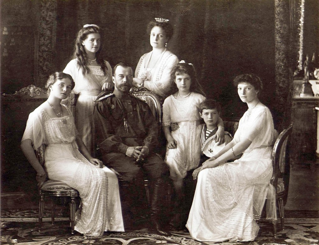 Familienbild 1913. Quelle: https://upload.wikimedia.org/wikipedia/commons/thumb/f/f9/Family_in_1913.jpg/1280px-Family_in_1913.jpg