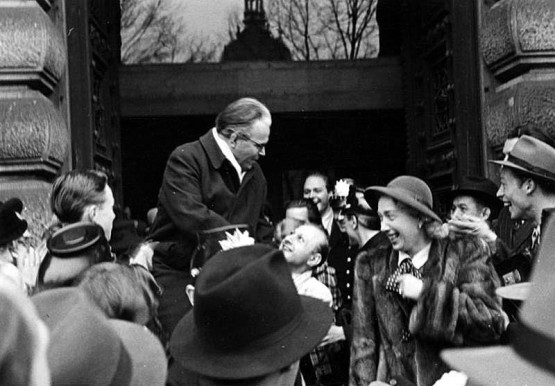 Hamburg, Veit Harlan nach Prozess. Quelle: https://upload.wikimedia.org/wikipedia/commons/0/04/Bundesarchiv_Bild_183-R76220%2C_Hamburg%2C_Veit_Harlan_nach_Prozess.jpg Hamburg, Veit Harlan nach Prozess. Quelle: https://upload.wikimedia.org/wikipedia/commons/0/04/Bundesarchiv_Bild_183-R76220%2C_Hamburg%2C_Veit_Harlan_nach_Prozess.jpg