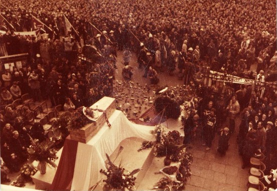 Beerdigung von Jerzy Popiełuszko. Quelle: https://de.wikipedia.org/wiki/Jerzy_Popie%C5%82uszko#/media/File:Funeral_Popieluszko_Europeana_(31).jpg