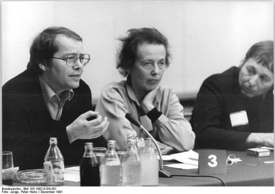 Volker Braun, Ruth Berghaus, Wieland Förster bei der Berliner Begegnung zur Friedensförderung. Quelle: https://de.wikipedia.org/wiki/Volker_Braun#/media/File:Bundesarchiv_Bild_183-1982-0104-301,_Volker_Braun,_Ruth_Berghaus,_Wieland_F%C3%B6rster.jpg