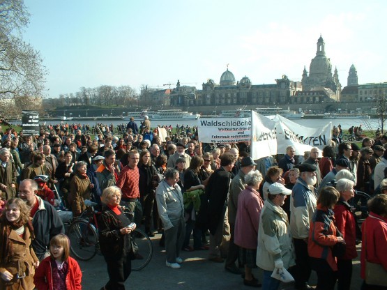 Brückenprotest in Dresden. Quelle: https://de.wikipedia.org/wiki/Dresdner_Br%C3%BCckenstreit#/media/File:Welterbedemo250307.jpg